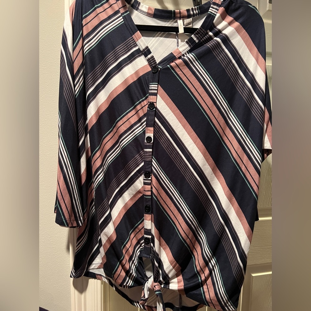 woman’s sz 18/20 top, button front with tie at the bottom.